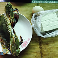 三眼蟹炖豆腐的做法图解1
