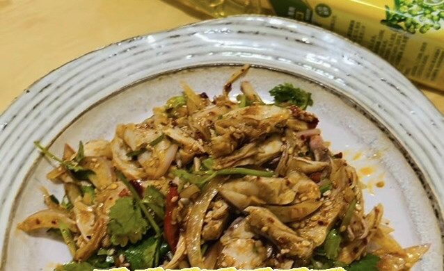 藤椒手撕鸡，像是吃到了新鲜的青花椒味