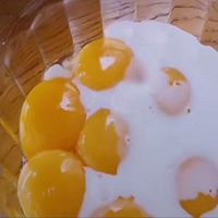 戚风蛋糕的做法图解2