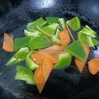 #妈妈手中的安心味#鱿鱼花炒青椒的做法图解6