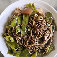 #餐桌上的春日限定#荞麦豆角五花肉焖面