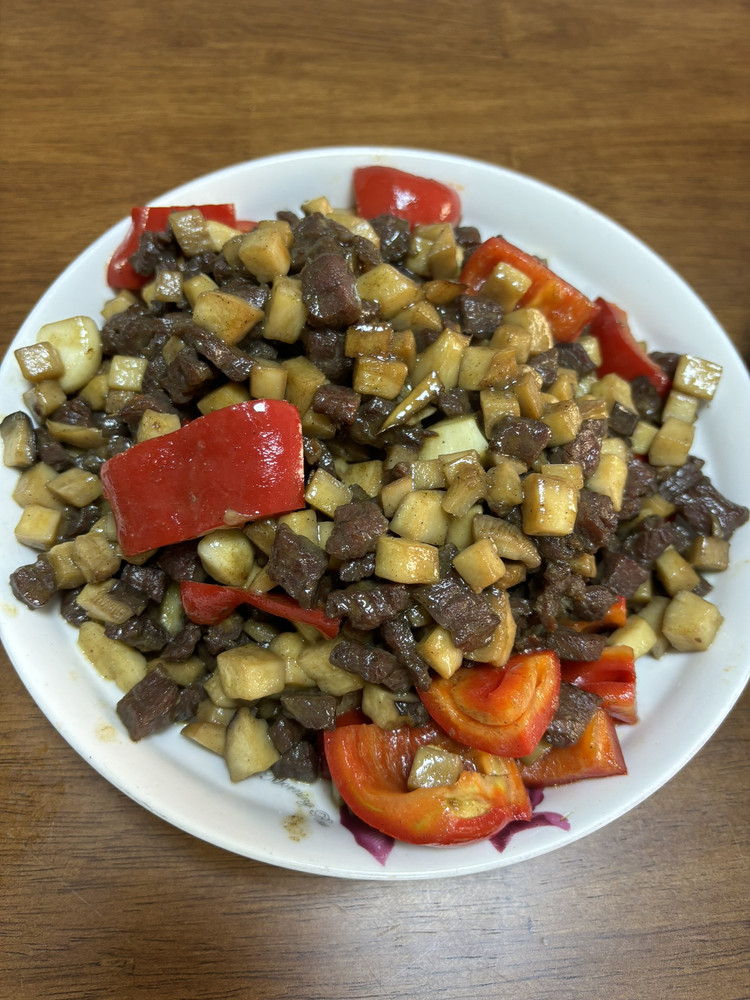 家常黑椒杏鲍菇炒牛肉粒的做法