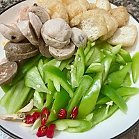 #中小学生营养餐#青椒烩豆泡丸子的做法图解1