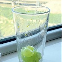 #玩心出道丨夏日DIY玩心潮饮挑战赛#葡萄苹苹气泡水的做法图解1