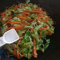 #素食主义#胡萝卜炒包菜，减脂必备的做法图解7