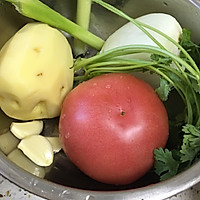 牛肉炖柿子土豆的做法图解1