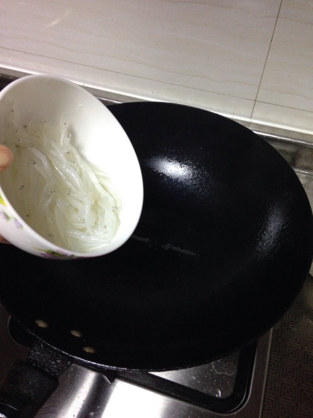 银鱼炒蛋的做法图解5