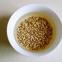 薏仁香熟香芝酱的做法图解1