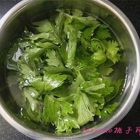 芹菜叶饼#春天不减肥，夏天肉堆堆#的做法图解1