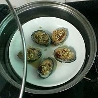 蒜蓉粉丝蒸鲍鱼的做法图解3