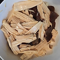 凉拌腐竹木耳的做法图解2