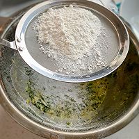 槐花季-不放一滴油就可以做出来的槐花蜂蜜松饼的做法图解6
