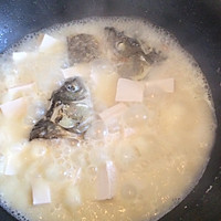 鱼头鱼尾豆腐汤的做法图解3