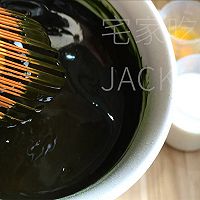 抹茶玫瑰千层卷，消暑必备，一口惊艳，唤醒了味蕾的每一个细胞。的做法图解2