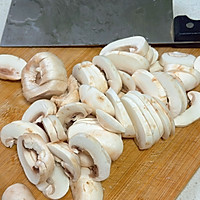 丝瓜白蘑菇烧毛豆米的做法图解2