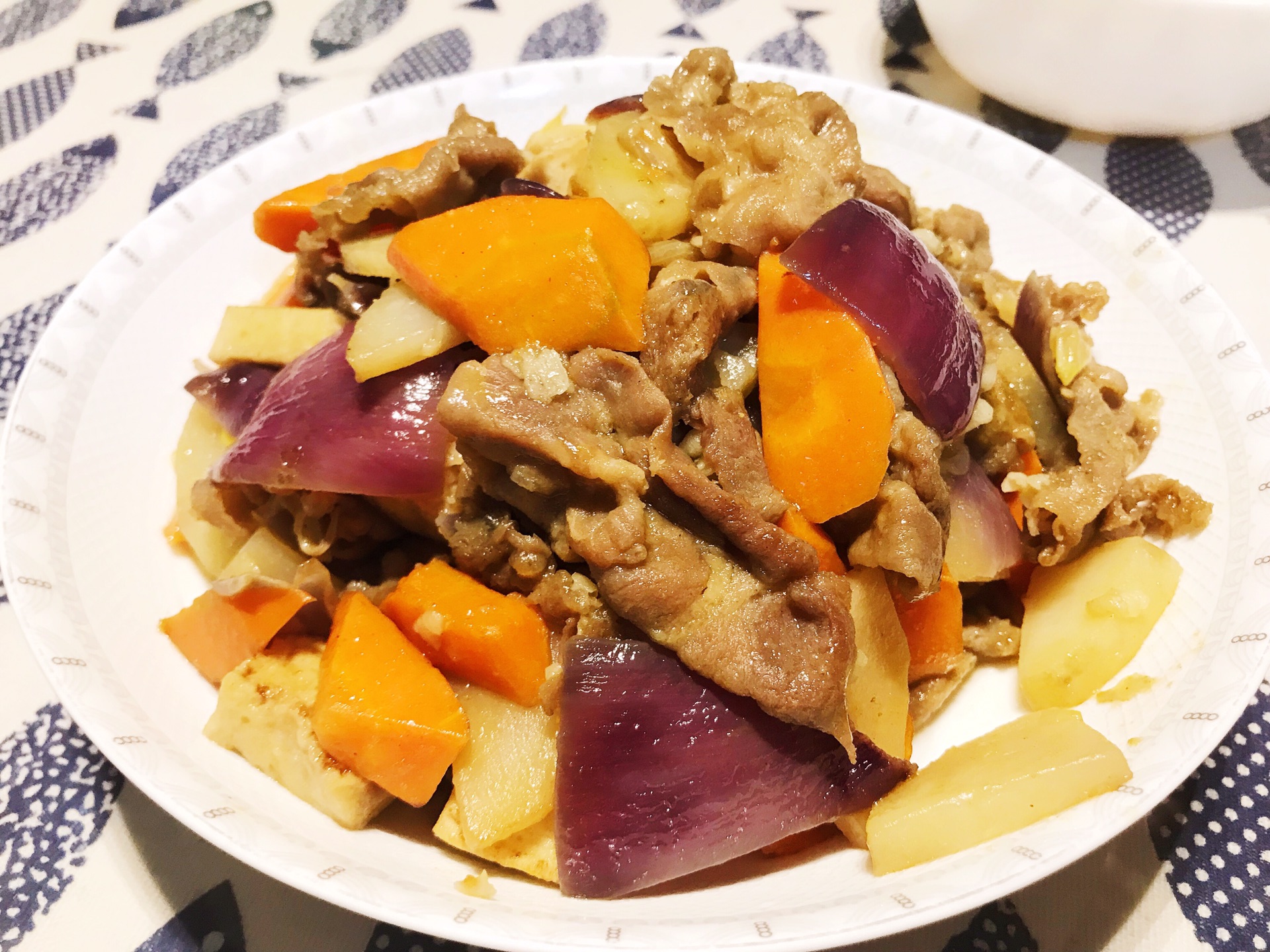 Stir fried mutton slices with onion