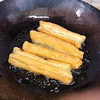 在#憋在家里吃什么#在家也能炸出香脆蓬松的油条的做法图解9