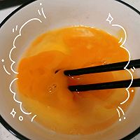 虾米火腿肠炒鸡蛋的做法图解2