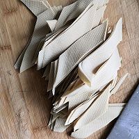 快手又好吃的尖椒炒豆皮的做法图解2