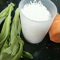胡萝卜青菜粥(调理宝宝肠胃)的做法图解1
