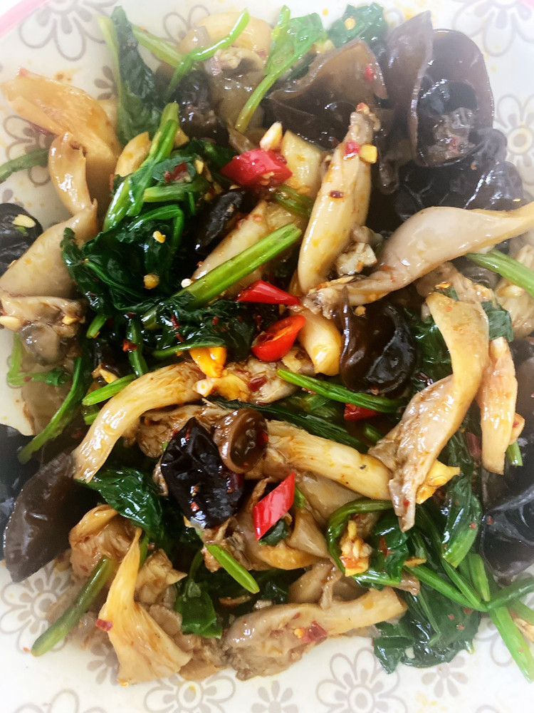 菠菜拌平菇的做法