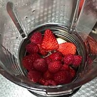 #百变水果花样吃#草莓树莓奶昔的做法图解2