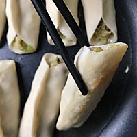 角瓜鲜蛤肉锅贴的做法图解9