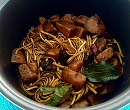 土豆牛肉闷面（电饭锅快手美食）的做法