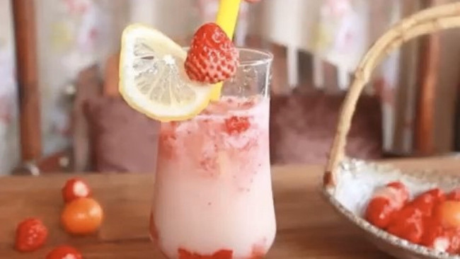 养乐多草莓汽水的做法