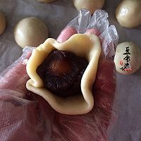 红豆沙蛋黄酥的做法图解8