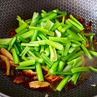 #憋在家里吃什么#芹菜香菇北极虾小炒的做法图解10