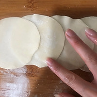 #我们约饭吧#玫瑰花抱蛋煎饺的做法图解5