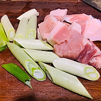 排毒减肥去脂：海带豆腐汤#餐桌上的春日限定#的做法图解1