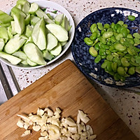 丝瓜炒蚕豆的做法图解1