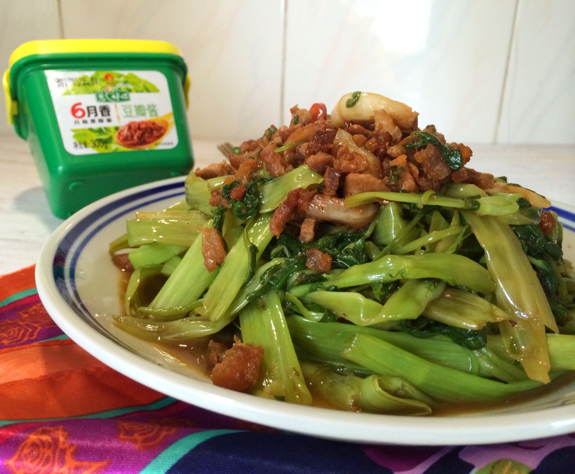 Stir fried macaroni with shrimp and minced meat in bean sauce