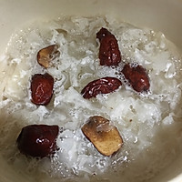 雪梨银耳羹的做法图解3