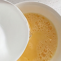 滑嫩如丝：奶香蒸水蛋（蛋羹）的做法图解3
