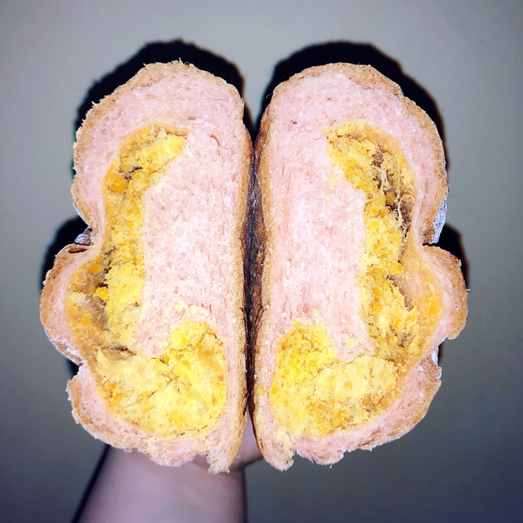 红丝绒蛋黄肉松软欧的做法