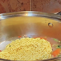 #暖冬酱在手，嗨吃部队锅#韩式辣酱骨汤面的做法图解2