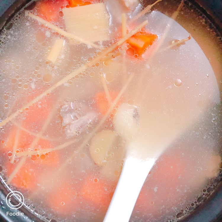 毛根甘蔗胡萝卜马蹄排骨汤的做法