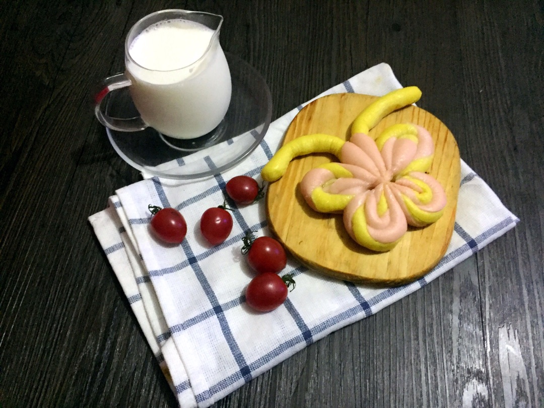 Steamed bread with vegetable sauce