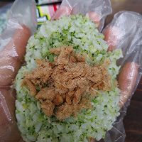 西兰花肉松饭团的做法图解7