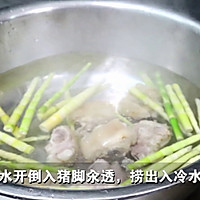 春季靓汤【绿豆小笋煲猪脚】的做法图解4