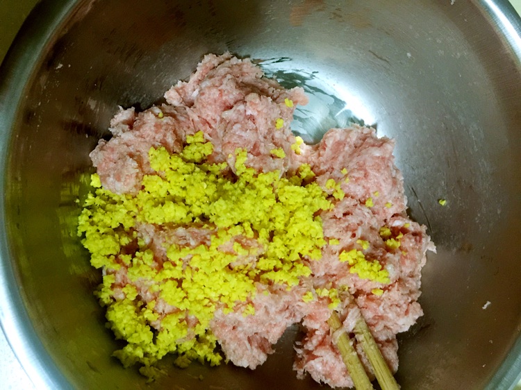 猪肉莲藕韭菜饺的做法图解3