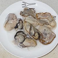 丰富餐桌味｜蒜蓉粉丝蒸生蚝，生蚝嫩而不腥，粉丝鲜香入味～的做法图解1