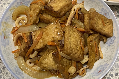 鱿鱼焖豆腐