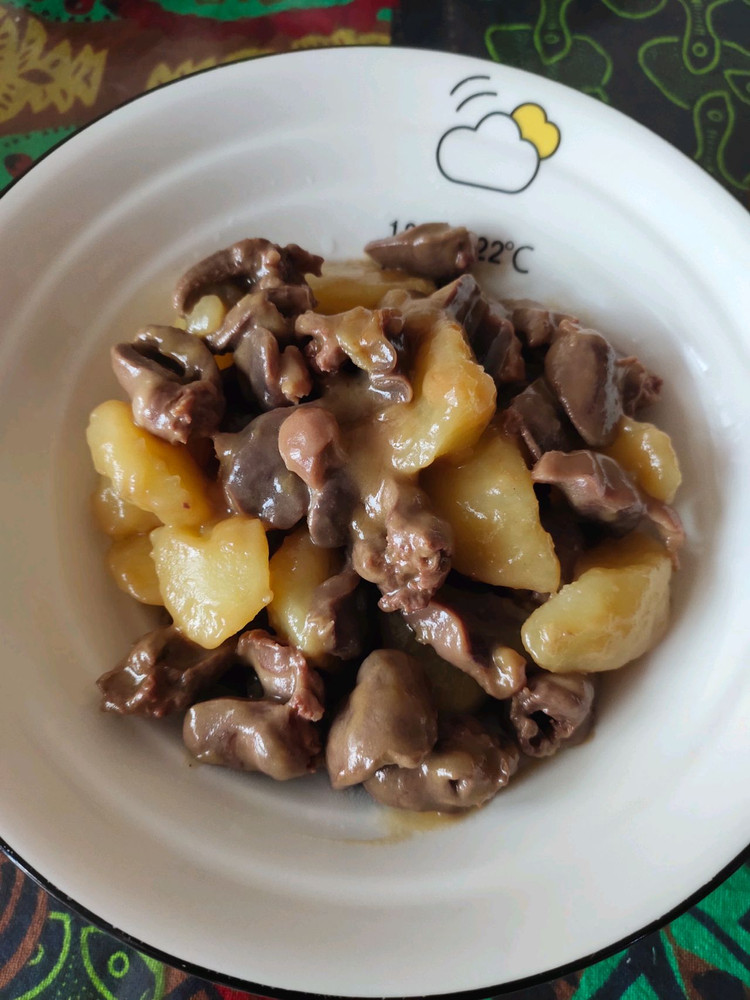 鸡心鸭胗炖土豆的做法