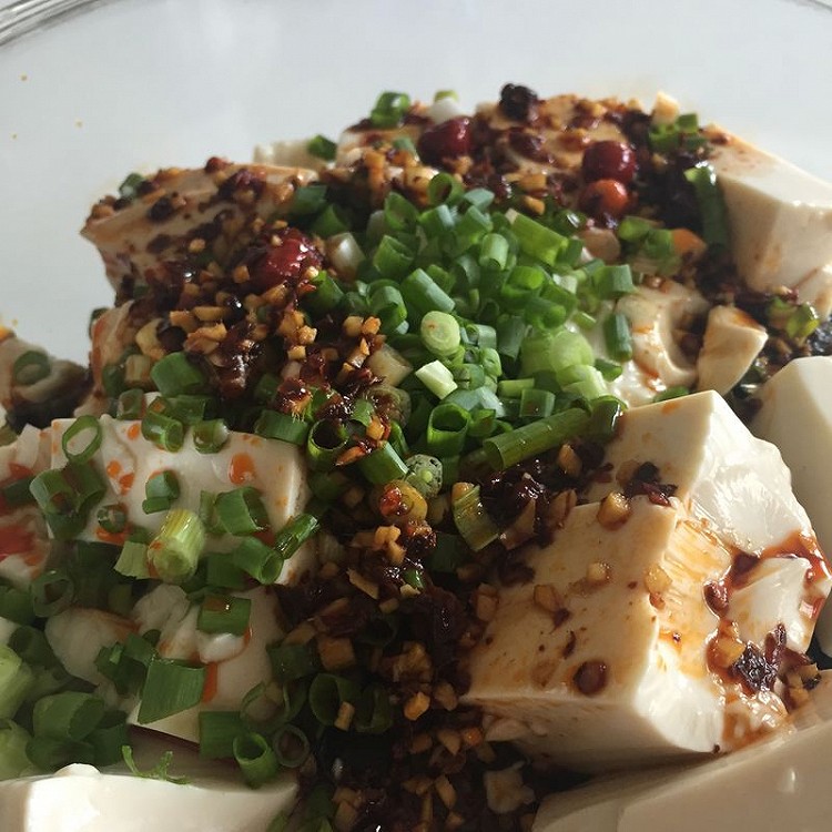 小葱拌豆腐+黄瓜皮蛋的做法