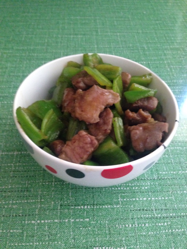 尖椒炒牛排的做法图解1