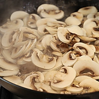 双孢菇炒肉的做法图解2